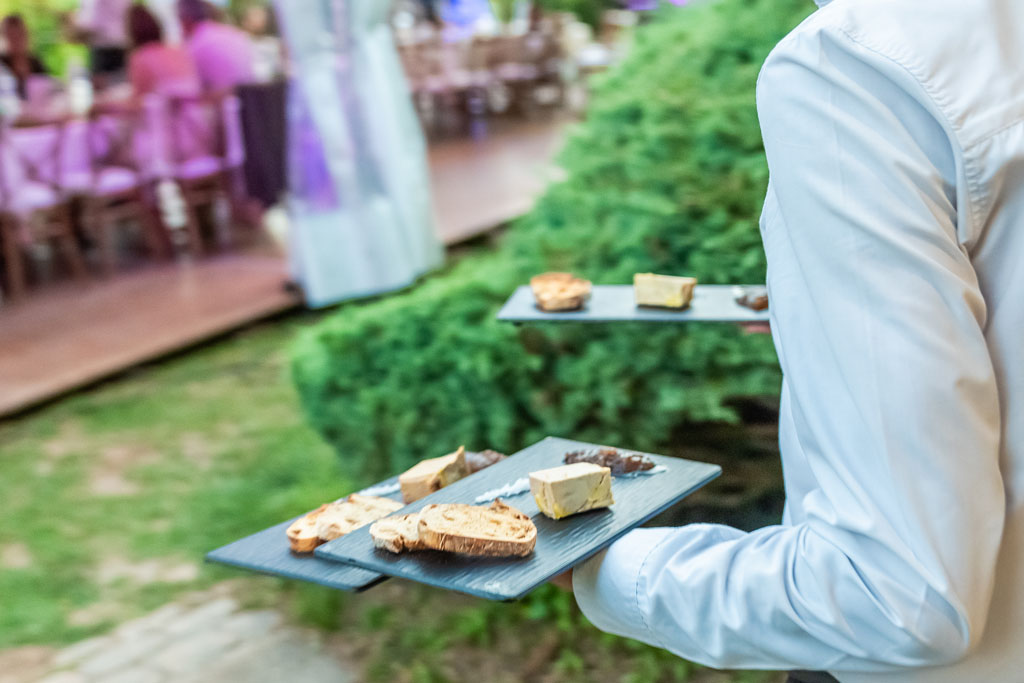 Notre service de Traiteur avec des prestataires de qualité ajoute une touche de sophistication & de créativité